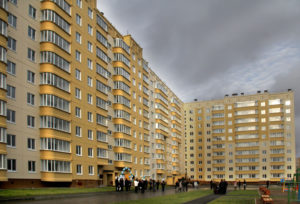 Классический фасад десятиэтажного дома